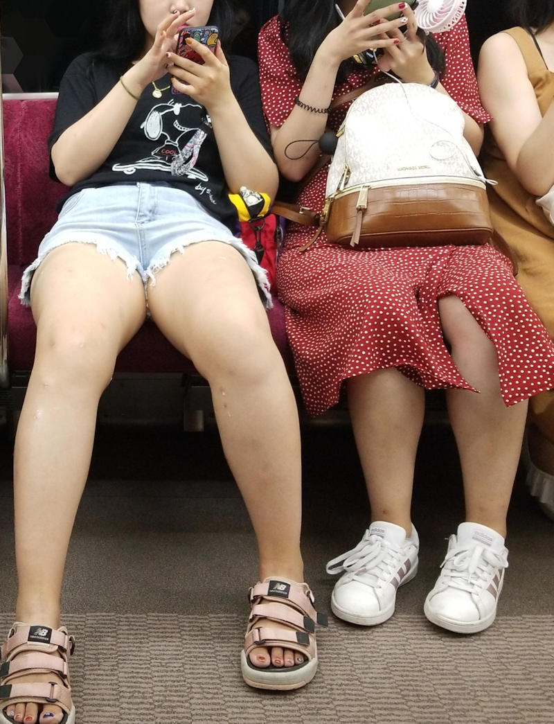 電車にいる女子たちの太ももエロ画像の画像47枚目
