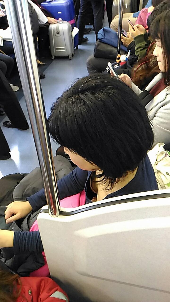 素人娘の電車内胸チラエロ画像の画像61枚目