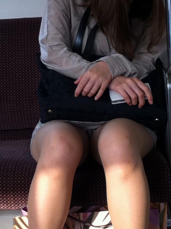 居眠り女子たちの電車内パンチラ画像の画像21枚目