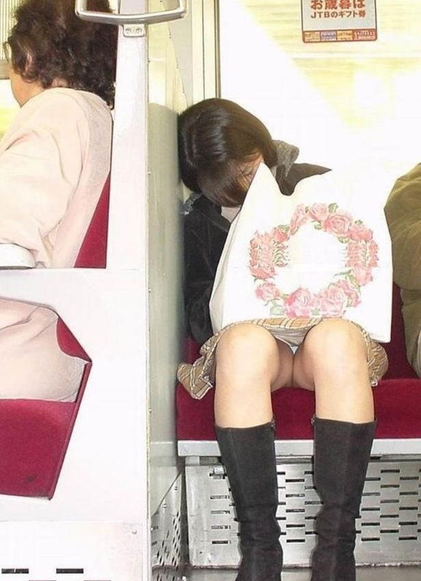 居眠り女子たちの電車内パンチラ画像の画像24枚目