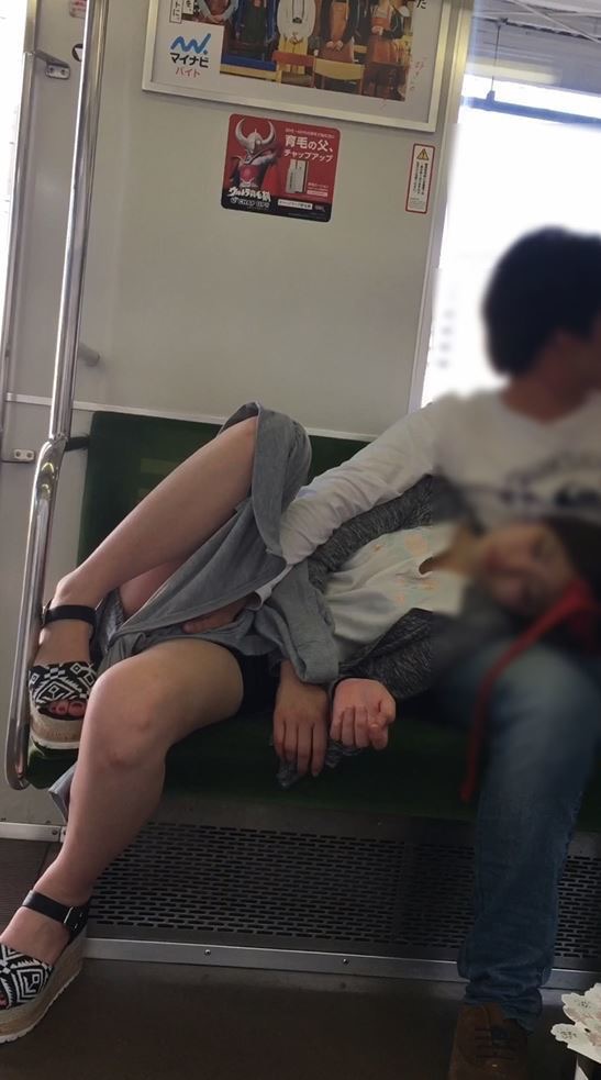 居眠り女子たちの電車内パンチラ画像の画像29枚目