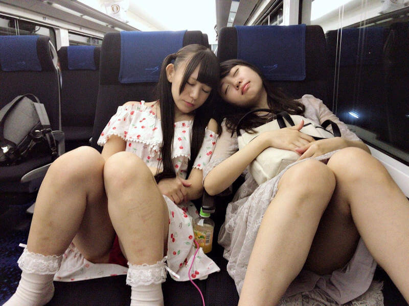 居眠り女子たちの電車内パンチラ画像の画像32枚目