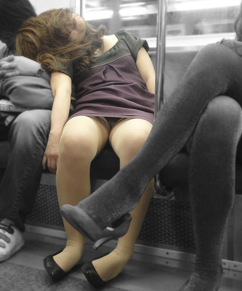 居眠り女子たちの電車内パンチラ画像の画像36枚目