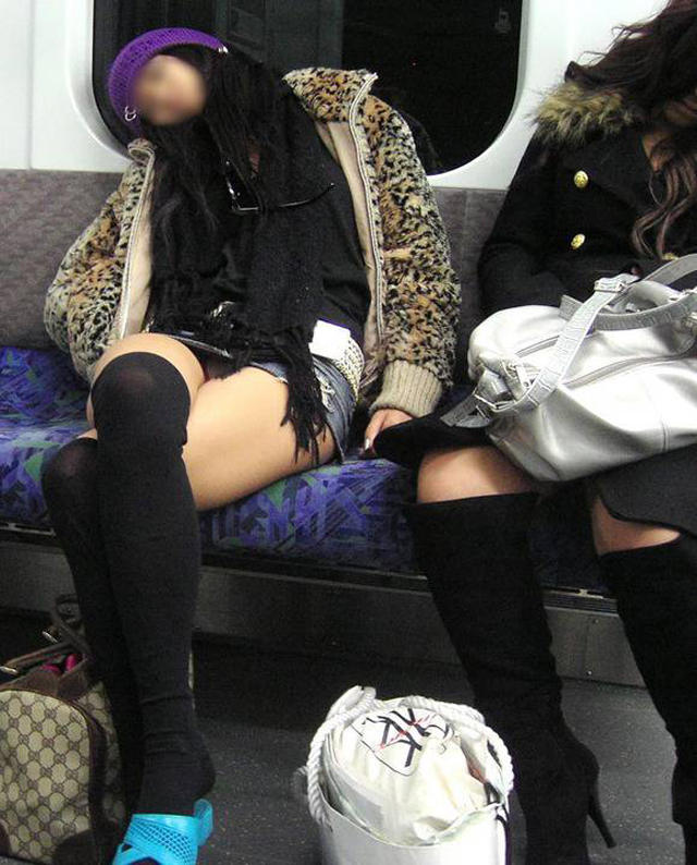 居眠り女子たちの電車内パンチラ画像の画像40枚目