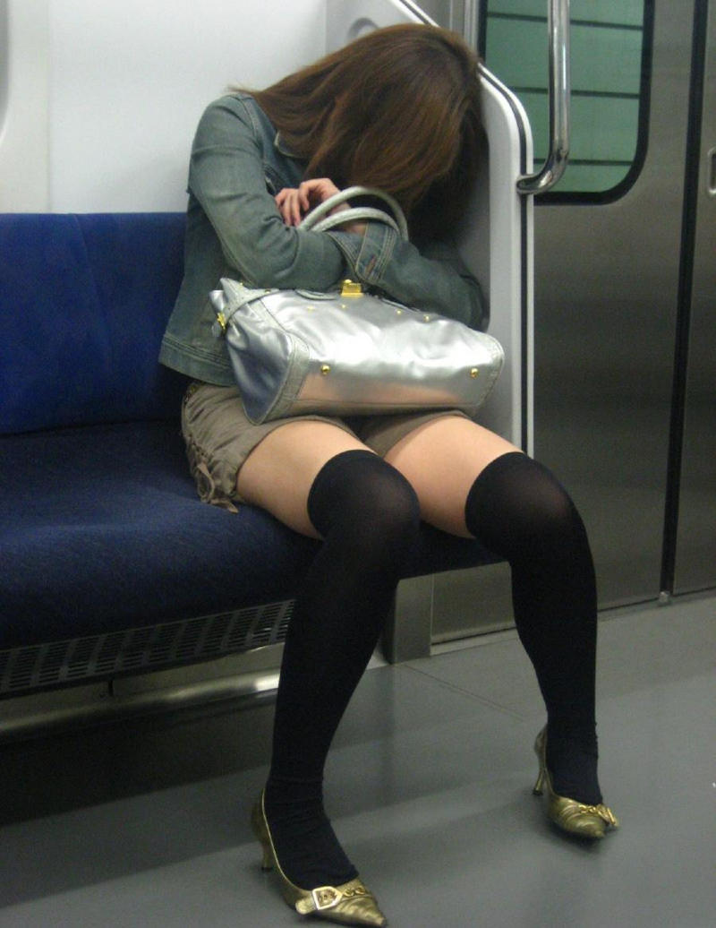 居眠り女子たちの電車内パンチラ画像の画像42枚目