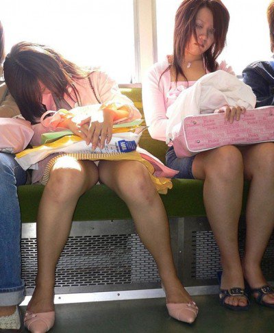 居眠り女子たちの電車内パンチラ画像の画像7枚目
