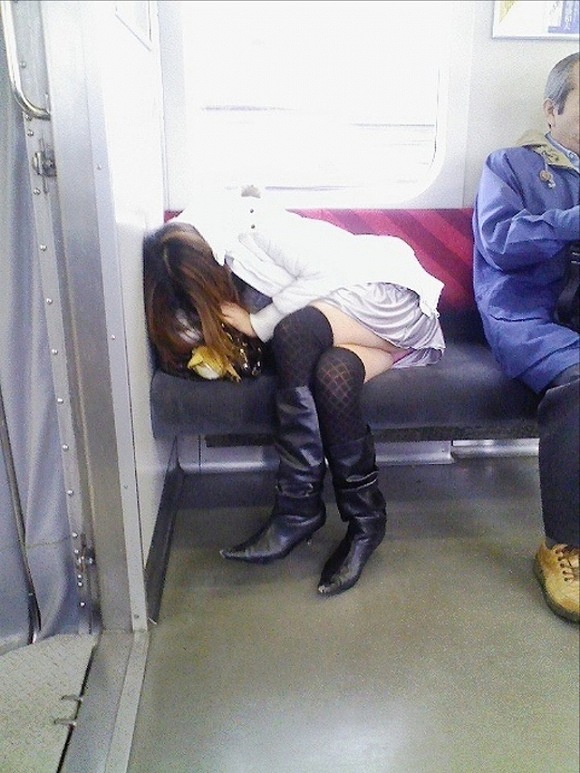 居眠り女子たちの電車内パンチラ画像の画像72枚目