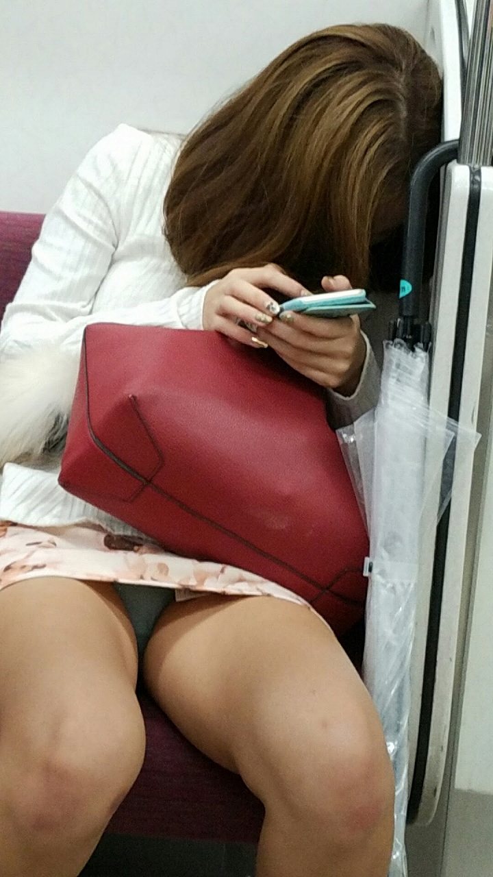 居眠り女子たちの電車内パンチラ画像の画像74枚目