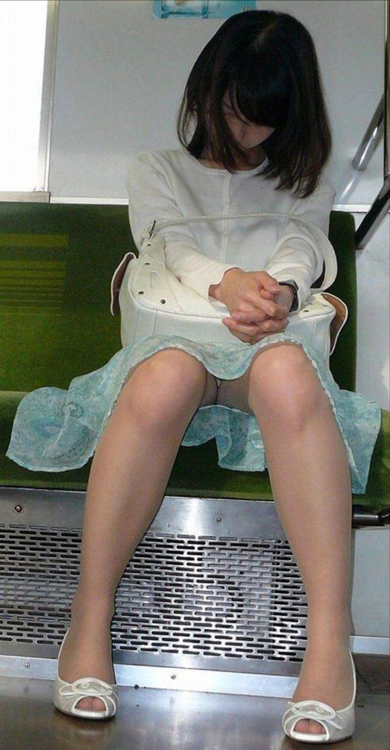 居眠り女子たちの電車内パンチラ画像の画像90枚目