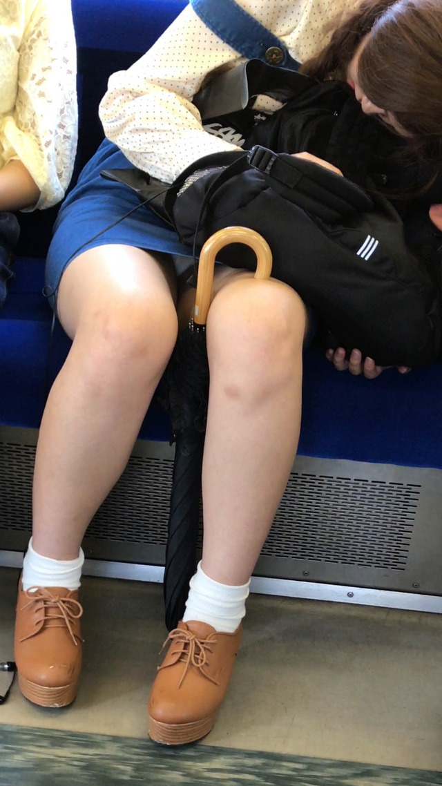 居眠り女子たちの電車内パンチラ画像の画像94枚目