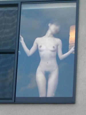 窓際で全裸姿を晒してる痴女のエロ画像の画像7枚目