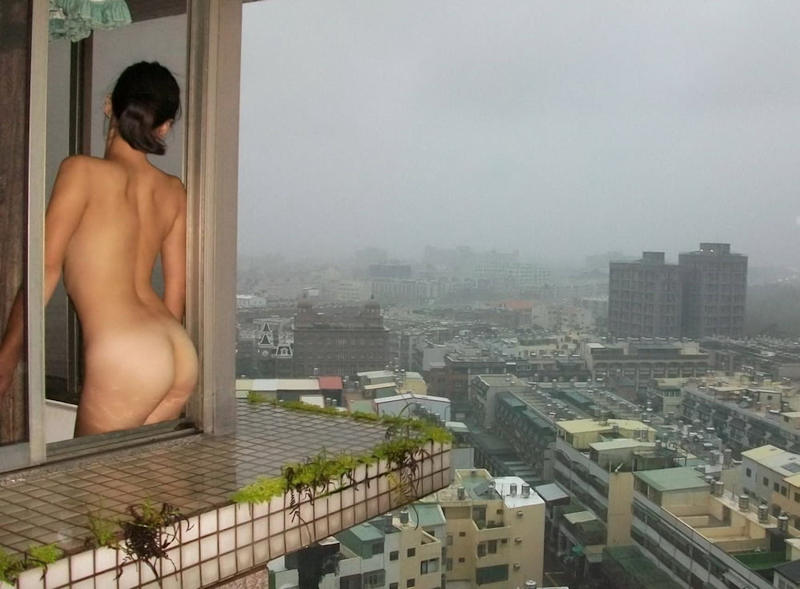 窓際で全裸姿を晒してる痴女のエロ画像の画像74枚目