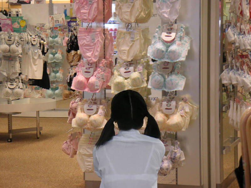 女子高生が下着売り場でパンティやブラを選んでるエロ画像 50枚の画像1枚目