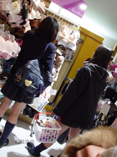 女子高生が下着売り場でパンティやブラを選んでるエロ画像 50枚の画像13枚目