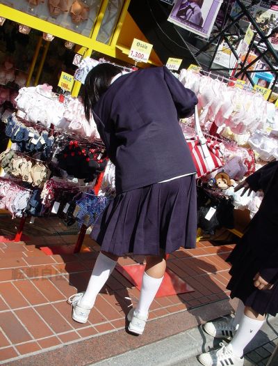 女子高生が下着売り場でパンティやブラを選んでるエロ画像 50枚の画像16枚目
