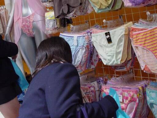 女子高生が下着売り場でパンティやブラを選んでるエロ画像 50枚の画像3枚目