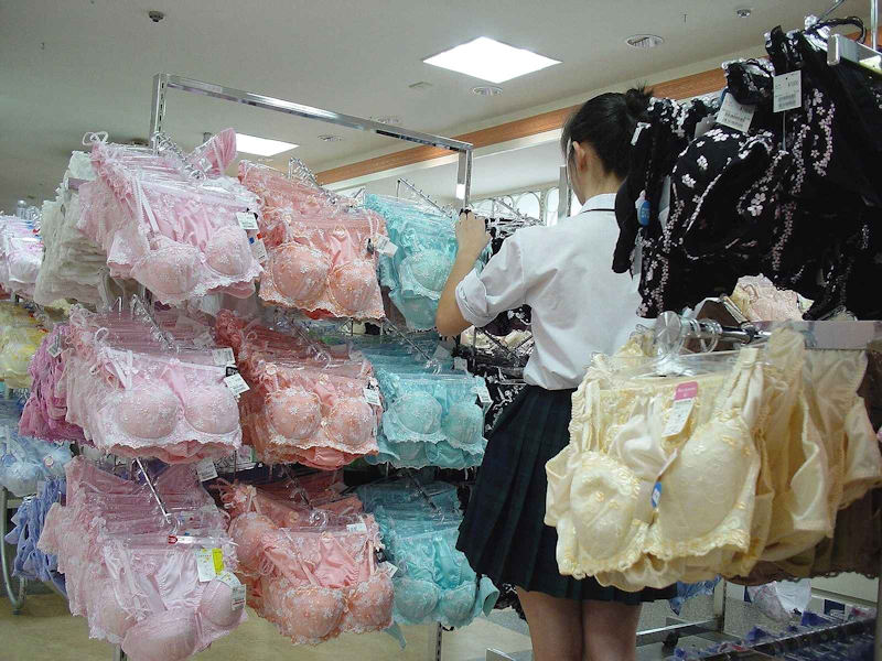 女子高生が下着売り場でパンティやブラを選んでるエロ画像 50枚の画像33枚目