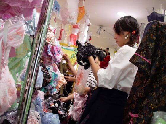 女子高生が下着売り場でパンティやブラを選んでるエロ画像 50枚の画像4枚目