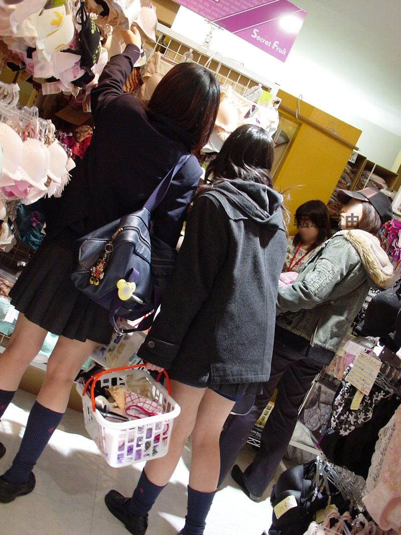 女子高生が下着売り場でパンティやブラを選んでるエロ画像 50枚の画像41枚目
