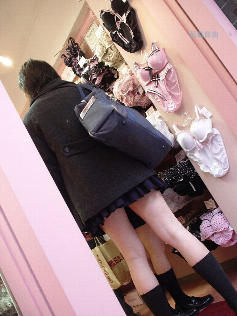 女子高生が下着売り場でパンティやブラを選んでるエロ画像 50枚の画像44枚目