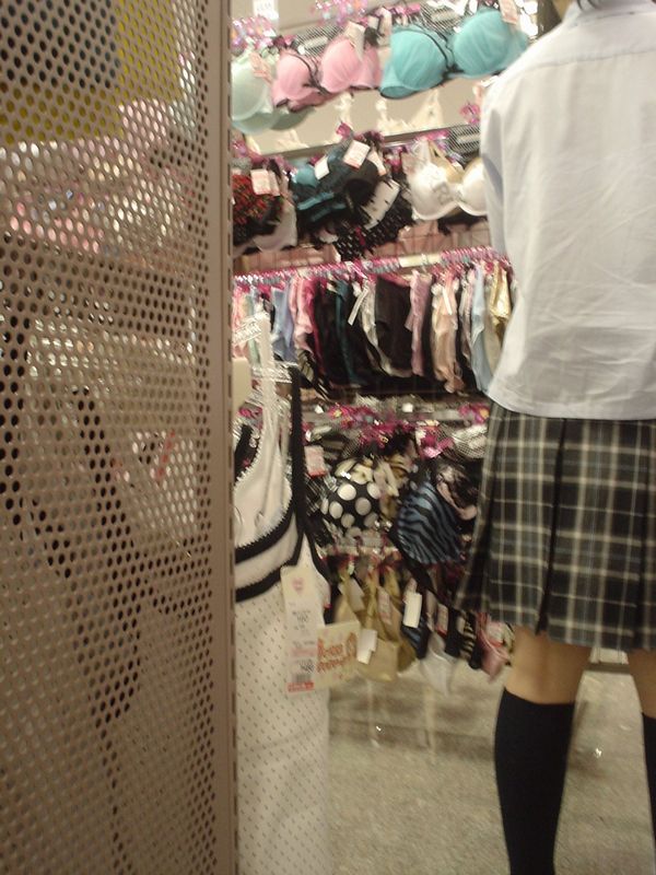 女子高生が下着売り場でパンティやブラを選んでるエロ画像 50枚の画像8枚目