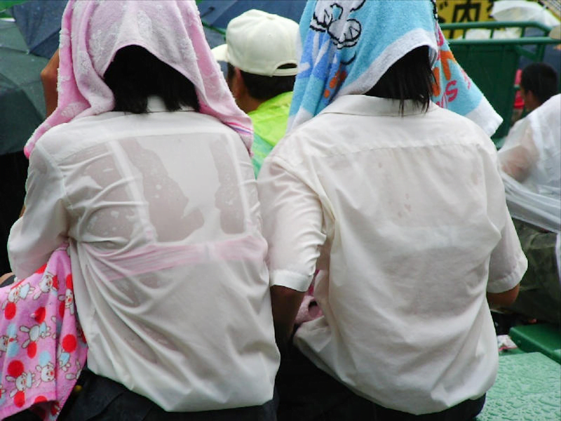 雨で濡れ透けしてる女子たちのエロ画像 58枚